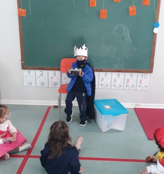 Muitos príncipes e princesas no Infantil