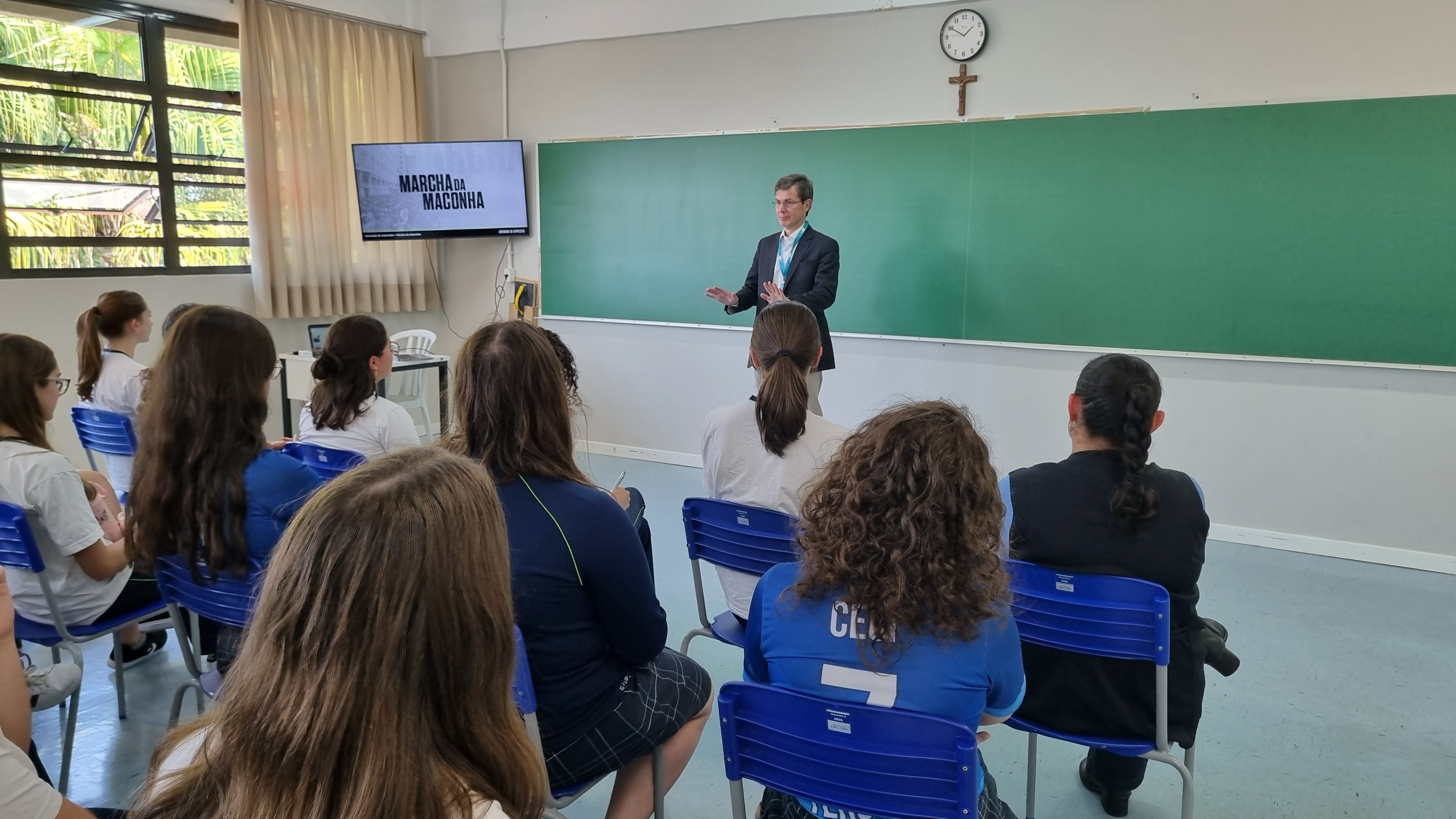 PRESIDENTE DO GRUPO GRPCOM MINISTRA PALESTRA PARA ENSINO MÉDIO DA UNIDADE MANANCIAIS 