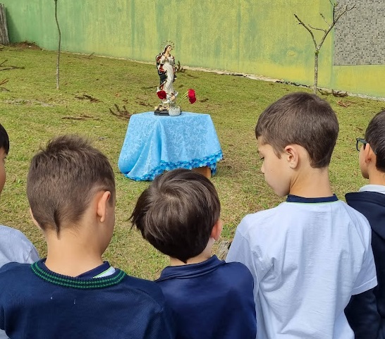 No mês de maio alunos homenageiam Maria