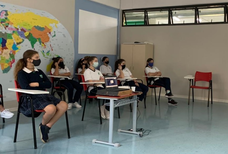 Turma do 8º ano recebe visita de psicóloga