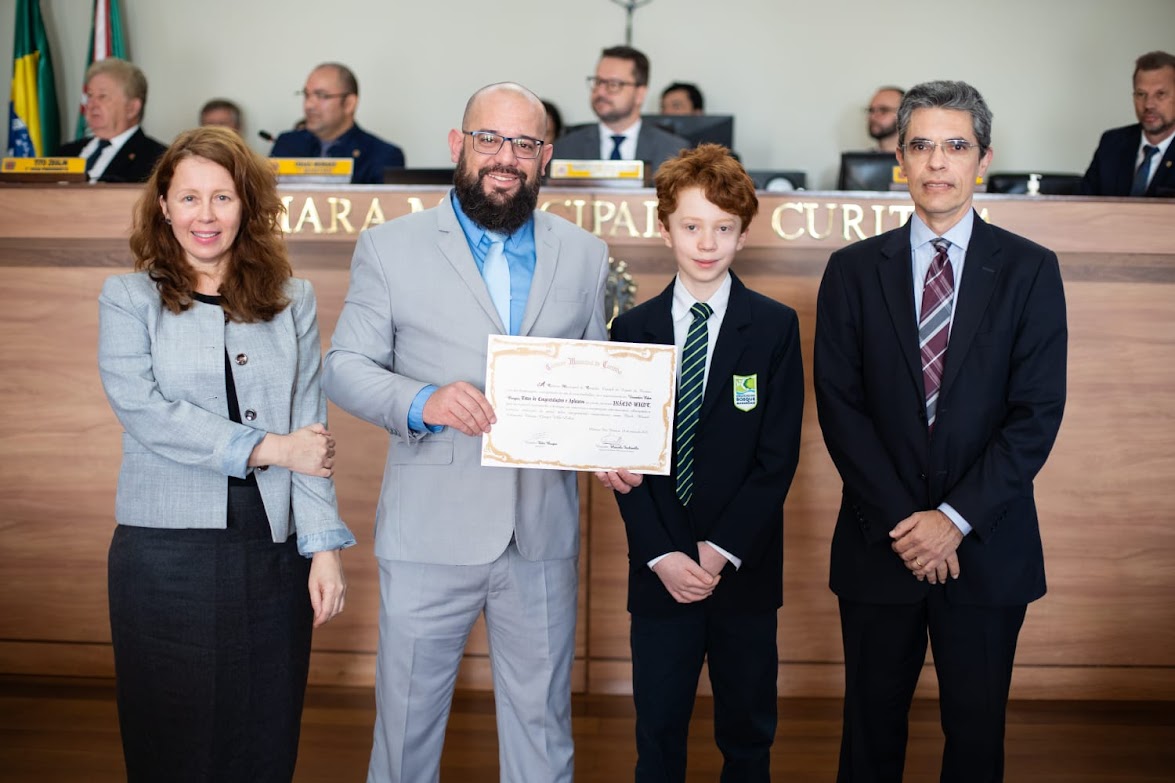 Aluno recebe homenagem na Câmara Municipal de Curitiba