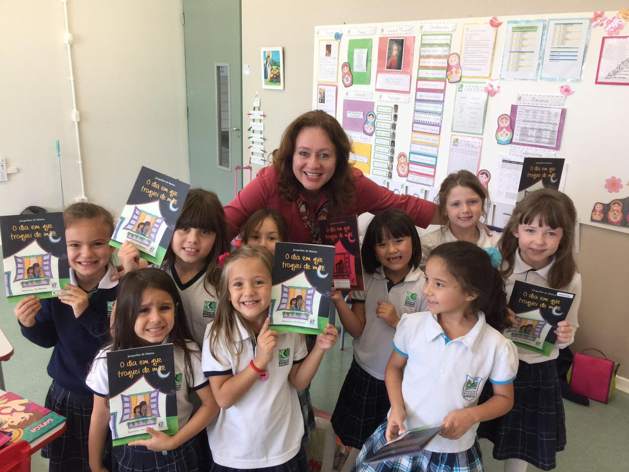 Alunas do 2º ano recebem escritora em sala de aula