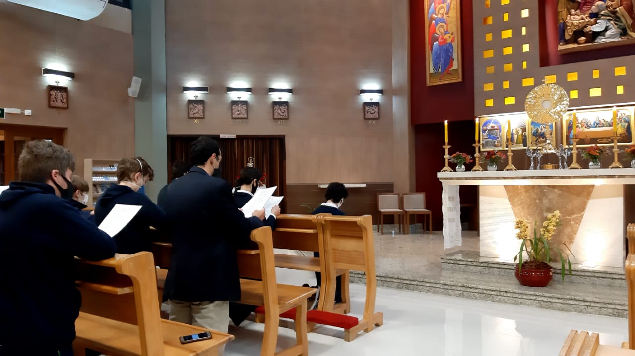 Alunos se preparam para a solenidade de Corpus Christi