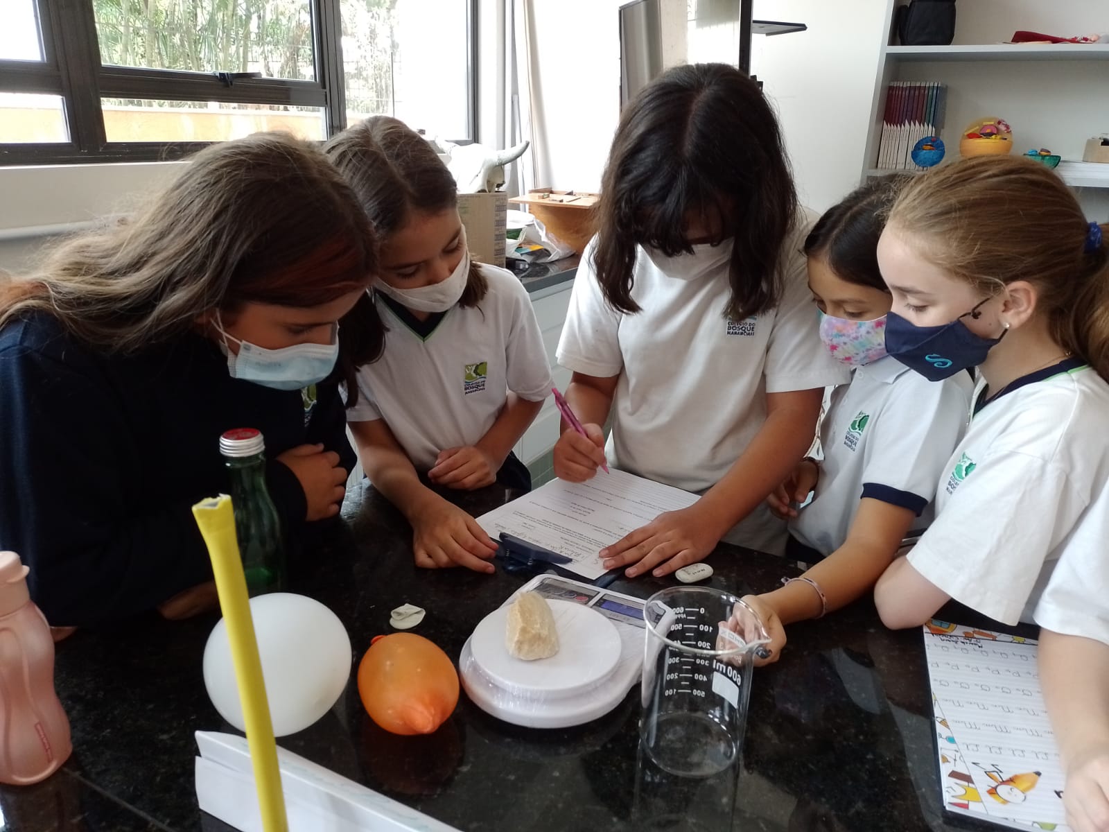 5º ano explora o laboratório