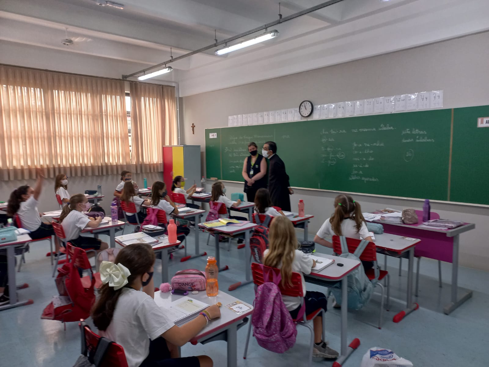 Novo capelão visita salas de aula