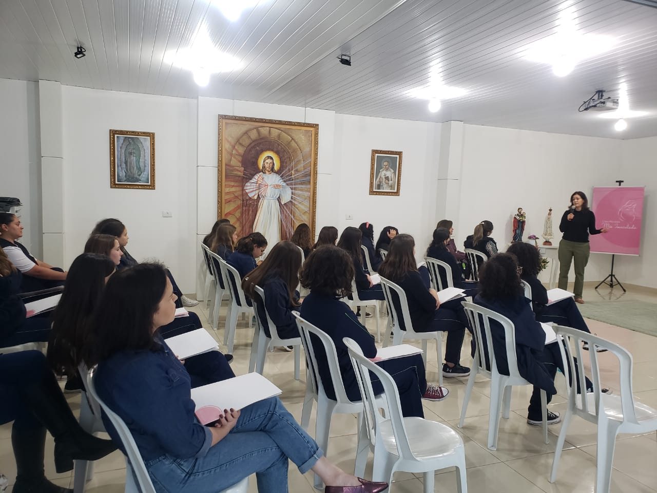 Alunas do 8º e 9º visitam a Casa Pró Vida Mãe Imaculada