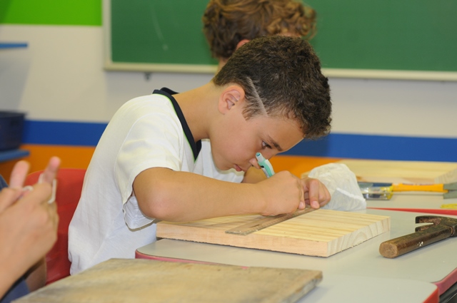 4º ano monta Geoplanos na aula de Matemática